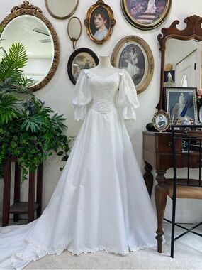 Elegant White Lace Puff-Sleeve Wedding Gown